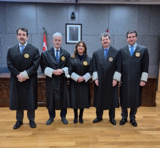 La nueva magistrada junto al presidente del Tribunal Superior de Justicia del País Vasco (segundo por la izquierda de la imagen), el magistrado que ha ejercido de padrino (segundo por la derecha) y varios miembros de la Sala de Gobierno del TSJPV